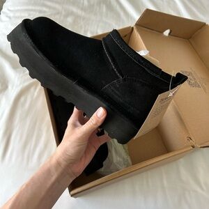 BearPaw retro super shorty boot- black size 6